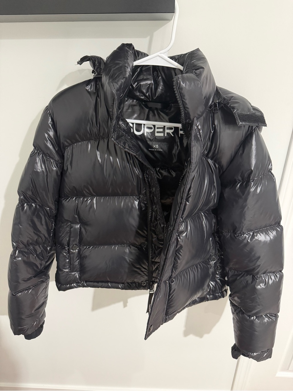 Aritzia Cropped Super Puff - high shine black